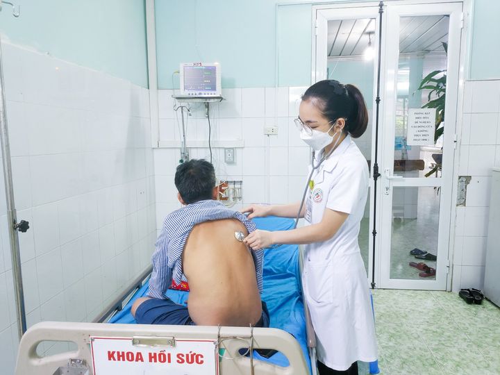  Nam bệnh nhân ngộ độc sau hút thuốc lá điện tử được điều trị tại Bệnh viện Đa khoa tỉnh Tuyên Quang.