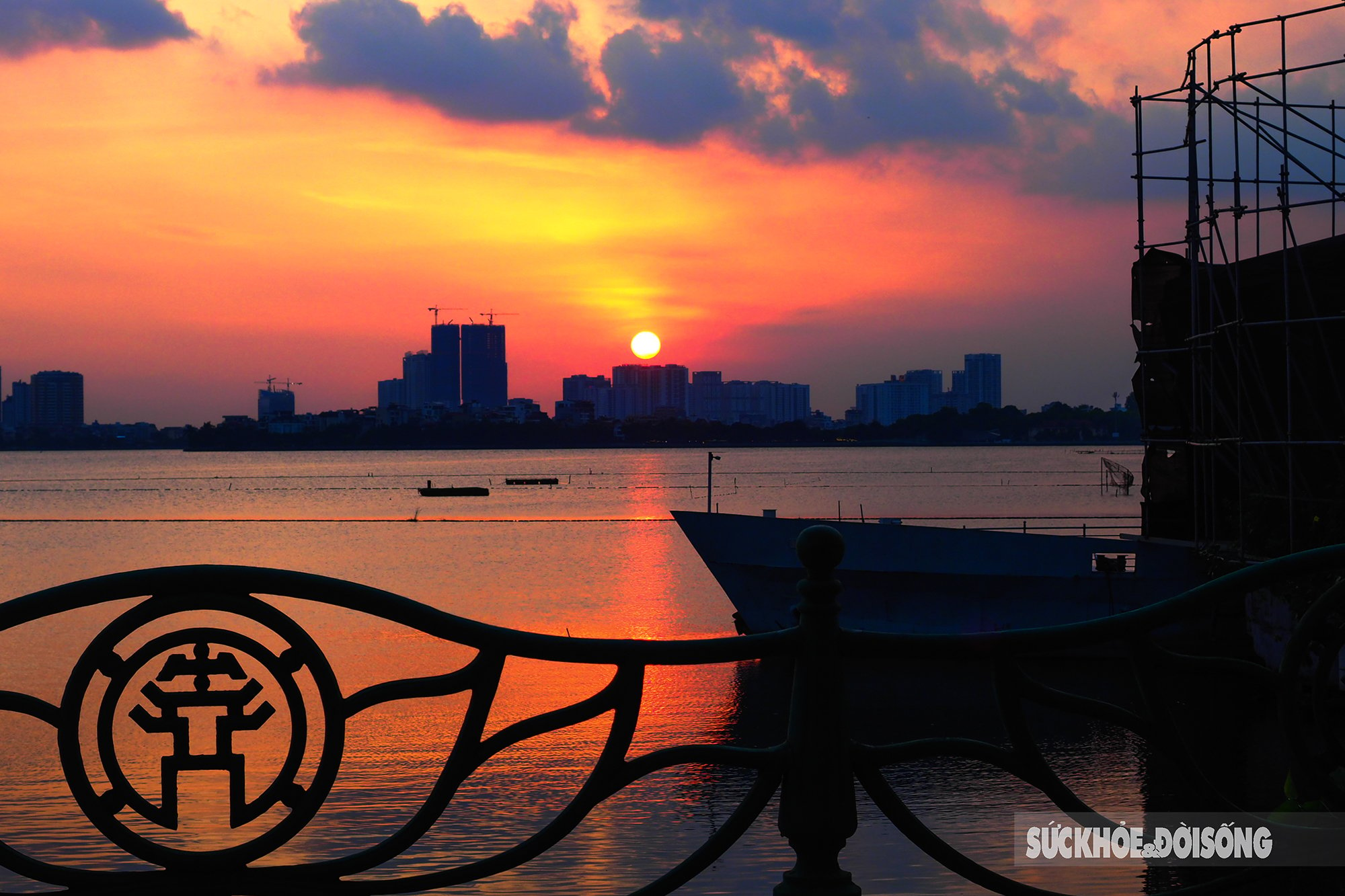 Hồ Tây là một trong những điểm đến nổi tiếng tại Hà Nội. Đến đây, bạn sẽ được chiêm ngưỡng vẻ đẹp của hồ, tận hưởng cuộc sống đầy đủ năng lượng mà chỉ có ở thành phố này. Hãy thư giãn, tận hưởng cuộc sống và tìm hiểu về văn hóa của vùng đất này khi đến thăm Hồ Tây.