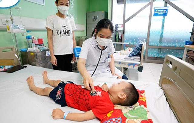  ThS.BS Nguyễn Thị Ngọc thăm khám cho bệnh nhi ngộ độc vitamin D.