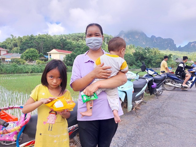  Chị Phi Yến mang theo 2 con nhỏ đến TYT từ tờ mờ sáng để được các bác sĩ BV tuyến Trung ương thăm khám.