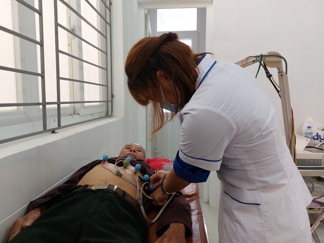 Bác sĩ thực hiện điện tim cho ông Nguyễn văn Cần (89 tuổi) với nhiều bệnh nền nguy hiểm tim mạch, tiểu đường, thoái hóa khớp, tiền đình...