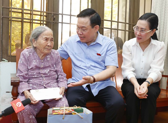  Chủ tịch Quốc hội Vương Đình Huệ thăm Mẹ Việt Nam Anh hùng Lê Thị Thư.