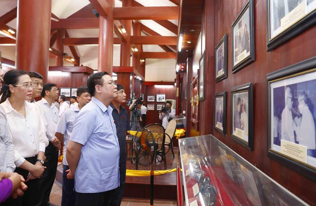  Chủ tịch Quốc hội Vương Đình Huệ và Đoàn đã thăm khu lưu niệm cố Thủ tướng Chính phủ Phạm Văn Đồng.