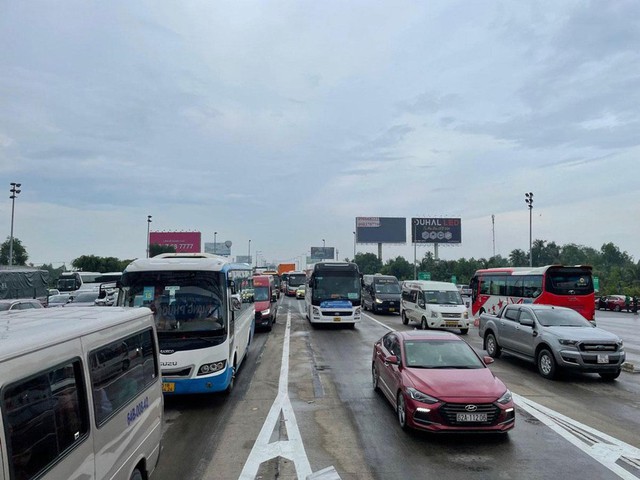  Cao tốc TP.HCM - Long Thành - Dầu Giây ùn tắc vào ngày 27/7 do một số bất cập trong những ngày đầu thu phí ETC. Ảnh: ĐT