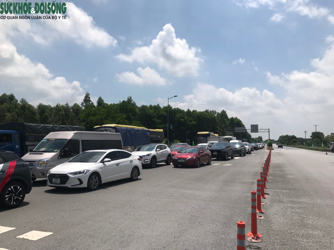 Có thời điểm lượng xe ùn ứ phía trước trạm (hướng Nội Bài đi Lào Cai) kéo dài. Các phương tiện bao gồm ôtô cá nhân, xe hợp đồng và các loại xe tải. Lãnh đạo VEC liệt kê ra các sự cố phát sinh tại trạm thu phí Nội Bài - Lào Cai. Một là xe chưa dán thẻ, 2 là xe dán thẻ nhưng chưa có tiền, thứ 3 là thẻ không nhận diện được, thứ 4 là các tình huống ùn ứ kéo dài do có xe án ngữ làn thu phí.