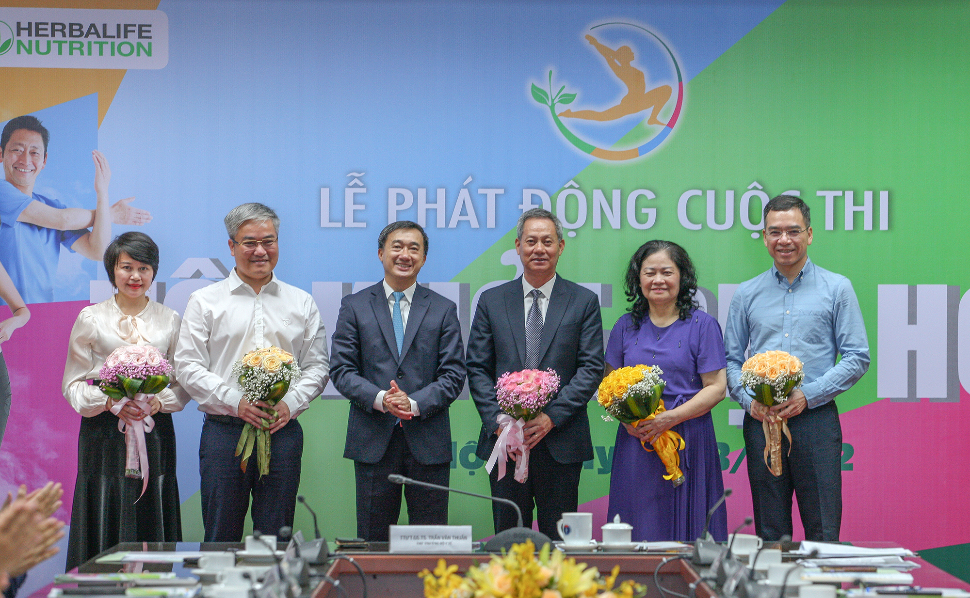  Thứ trưởng Trần Văn Thuấn tặng hoa đại diện các thành viên của Hội đồng giám khảo cuộc thi TÔI KHOẺ ĐẸP HƠN. Ảnh: Trần Minh - Chí Cường