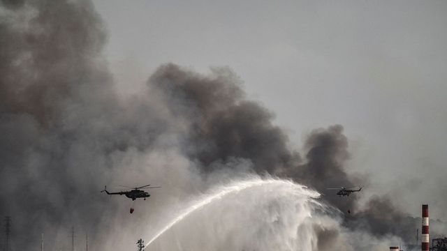 Tàu cứu hỏa và máy bay trực thăng của Hải quân Mexico cố gắng dập tắt đám cháy tại kho dầu ở Matanzas, Cuba, vào ngày 10/8/2022. Ảnh: AFP