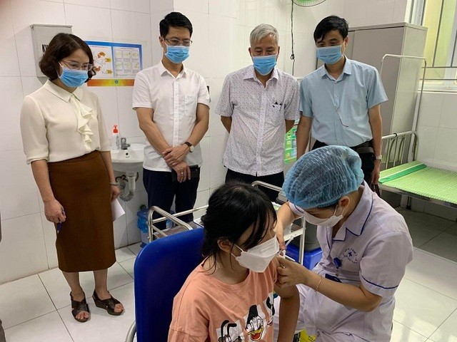  Trẻ từ 5 đến dưới 12 tuổi được tiêm vaccine phòng COVID-19 tại Phòng khám đa khoa Yên Hòa, TTYT Cầu Giấy.
