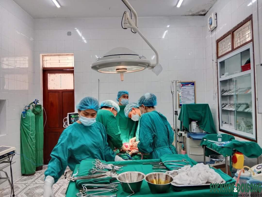  Các bác sĩ Trung tâm Y tế huyện Kỳ Sơn phẫu thuật khối u gần 1kg cho bệnh nhân bà Lầu Y Xía. Ảnh Khánh Thảo