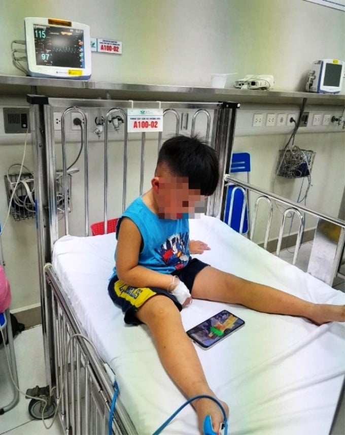  Bé trai 3 tuổi ở Hà Nam bị bạo hành nhốt vào tủ cấp đông được theo dõi và điều trị tại Bệnh viện Nhi trung ương, dự kiến chiều nay có thể ra viện. Ảnh: BVCC