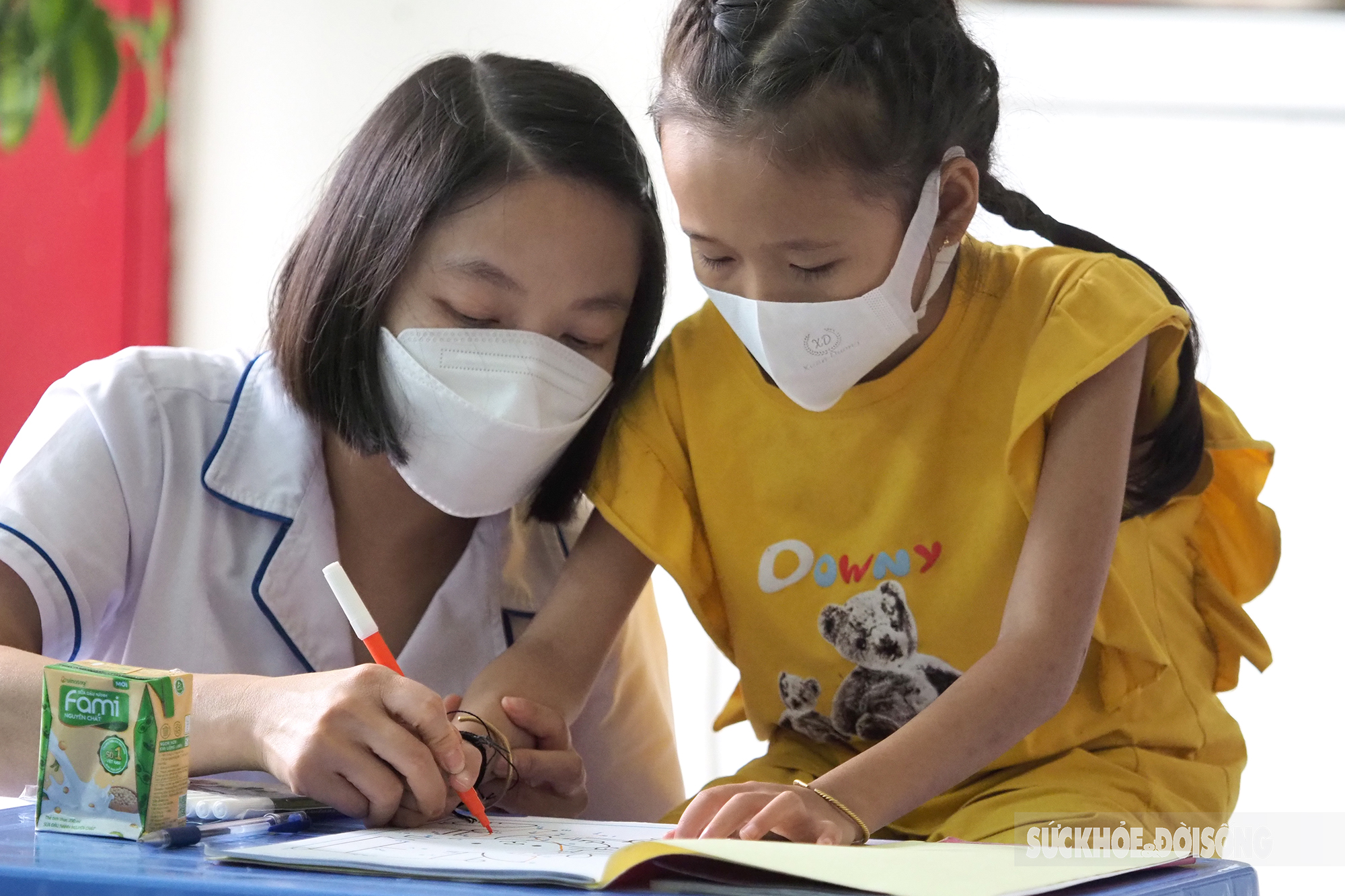  Không chỉ được tự do đọc sách, những lúc rảnh các bệnh nhi lại được các cô nhân viên của Bệnh viện đa khoa tỉnh lại dành chút ít thời gian hướng dẫn vẽ tranh.