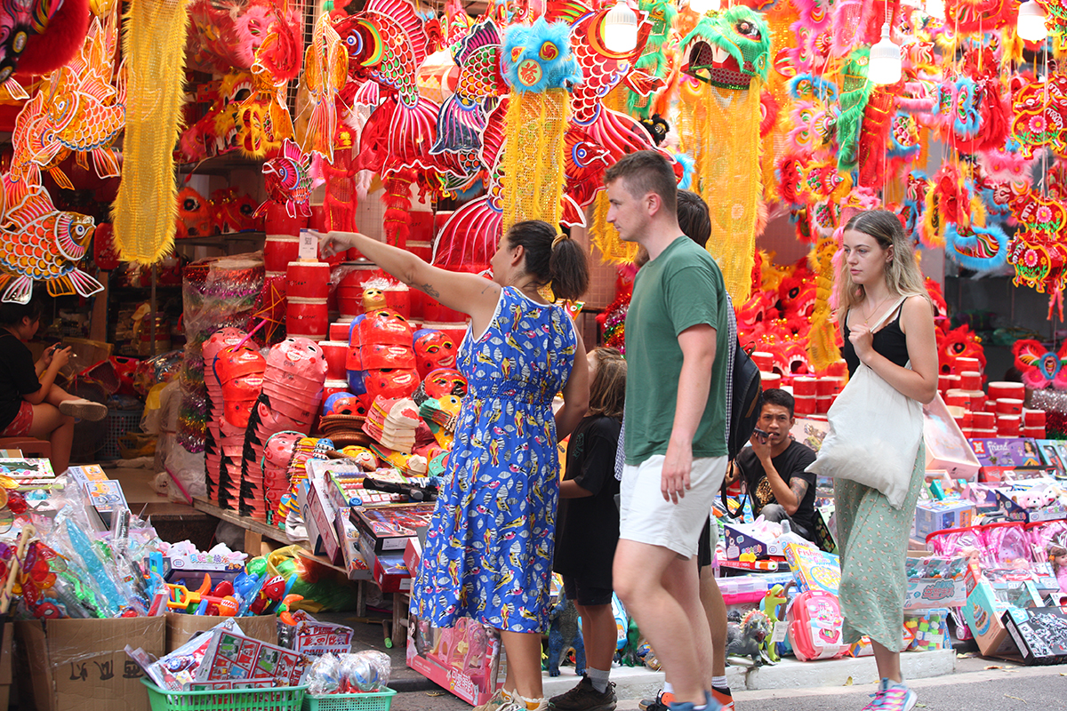  Thăm quan phố Hàng Mã dịp Trung thu là trải nghiệm khó quên đối với khách du lịch nước ngoài.