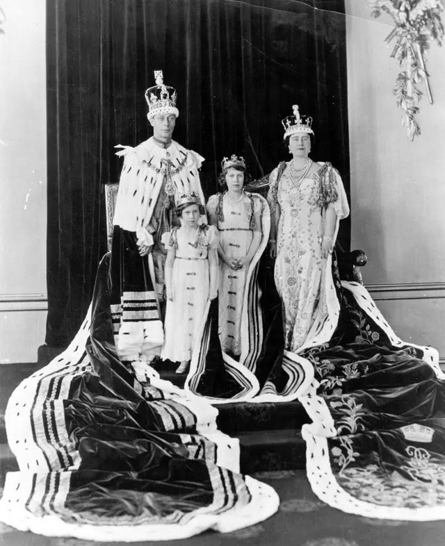  Công chúa Elizabeth, cùng bố mẹ và em gái Margaret, tại lễ đăng quang của bố.