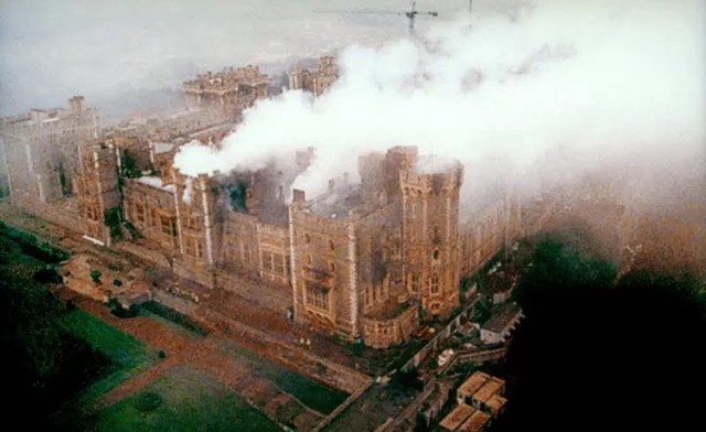  Lâu đài Windsor bị cháy.