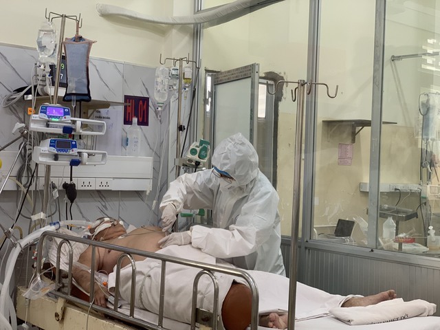  Bác sĩ đang chăm sóc cho bệnh nhân mắc COVID-19 nặng tại Khoa Nhiễm D, Bệnh viện Bệnh Nhiệt đới TP.HCM.