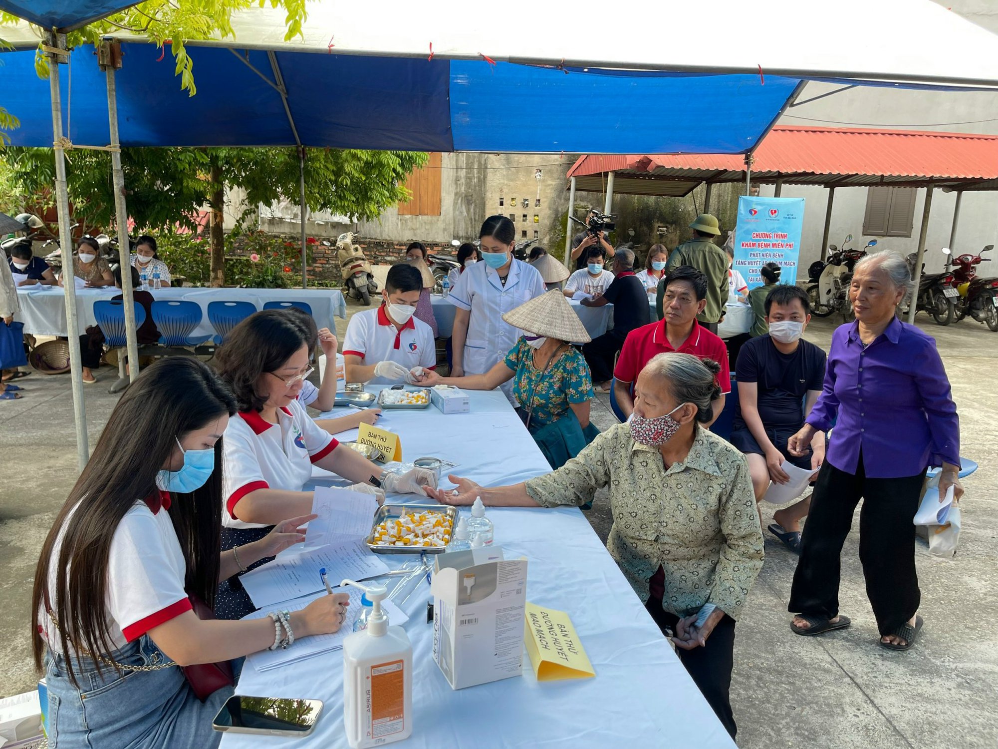  Các bác sĩ khám sàng lọc bệnh lý tim mạch cho gần 500 người dân xã Bằng An.