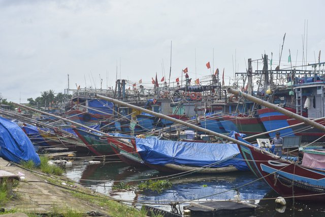  Từ sáng 26/9, người dân cùng lực lượng chức năng tỉnh Quảng Trị triển khai các biện pháp ứng phó với siêu bão Noru.