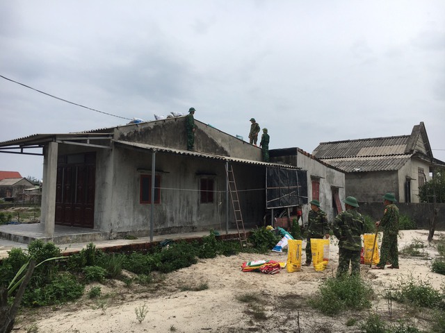  Tại địa bàn các xã do đơn vị quản lý ở huyện Hải Lăng, lực lượng Đồn Biên phòng Hải An cũng tiến hành giúp đỡ người dân chằng chéo nhà cửa, đặc biệt là các hộ gia đình neo đơn, chính sách.