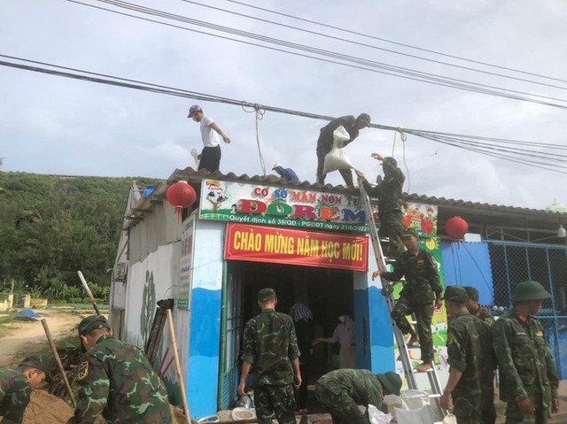  Chằng chống cửa nhà, trường học ứng phó với bão số 4 ở huyện đảo Lý Sơn.