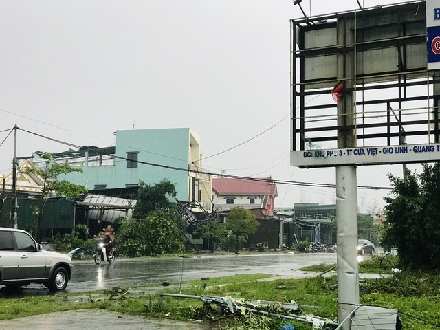  Do ảnh hưởng của cơn bão số 4, vào khoảng 16h chiều 27/9, tại thị trấn Cửa Việt, huyện Gio Linh (Quảng Trị) đã xảy ra một trận lốc xoáy. Ảnh: Đoàn Thuận