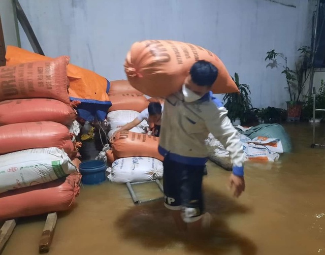   Nhiều nhà dân ở huyện Quỳnh Lưu nước tràn vào nhà.