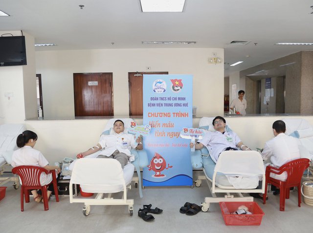  Các y, bác sĩ trẻ hăng hái tham gia hiến máu tình nguyện.