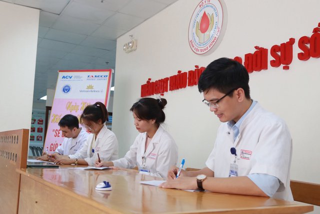  Ngày 30/9, tại Trung tâm Huyết học Truyền Máu - BV TW Huế, các y, bác sĩ trẻ của BV TW Huế đã hăng hái tham gia hoạt động hiến máu tình nguyện sau bão Noru.