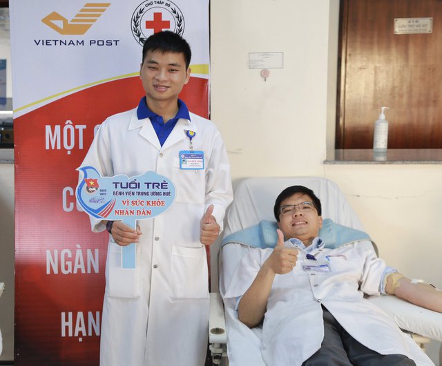  Bác sĩ Nguyễn Minh Hành - Bí thư đoàn BV TW Huế chia sẻ: 'Khi sẻ chia những giọt máu của mình là chúng ta đang cứu giúp người bệnh để họ có cơ hội được sống hoặc kéo dài sự sống. Hy vọng mỗi người trong chúng ta hãy là một 'đại sứ của lòng nhân ái''.
