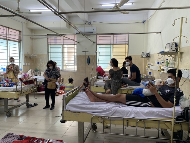  Bệnh nhân điều trị sốt xuất huyết tại khoa Nhiễm D, Bệnh viện Bệnh nhiệt đới TP.HCM. Ảnh: P.T