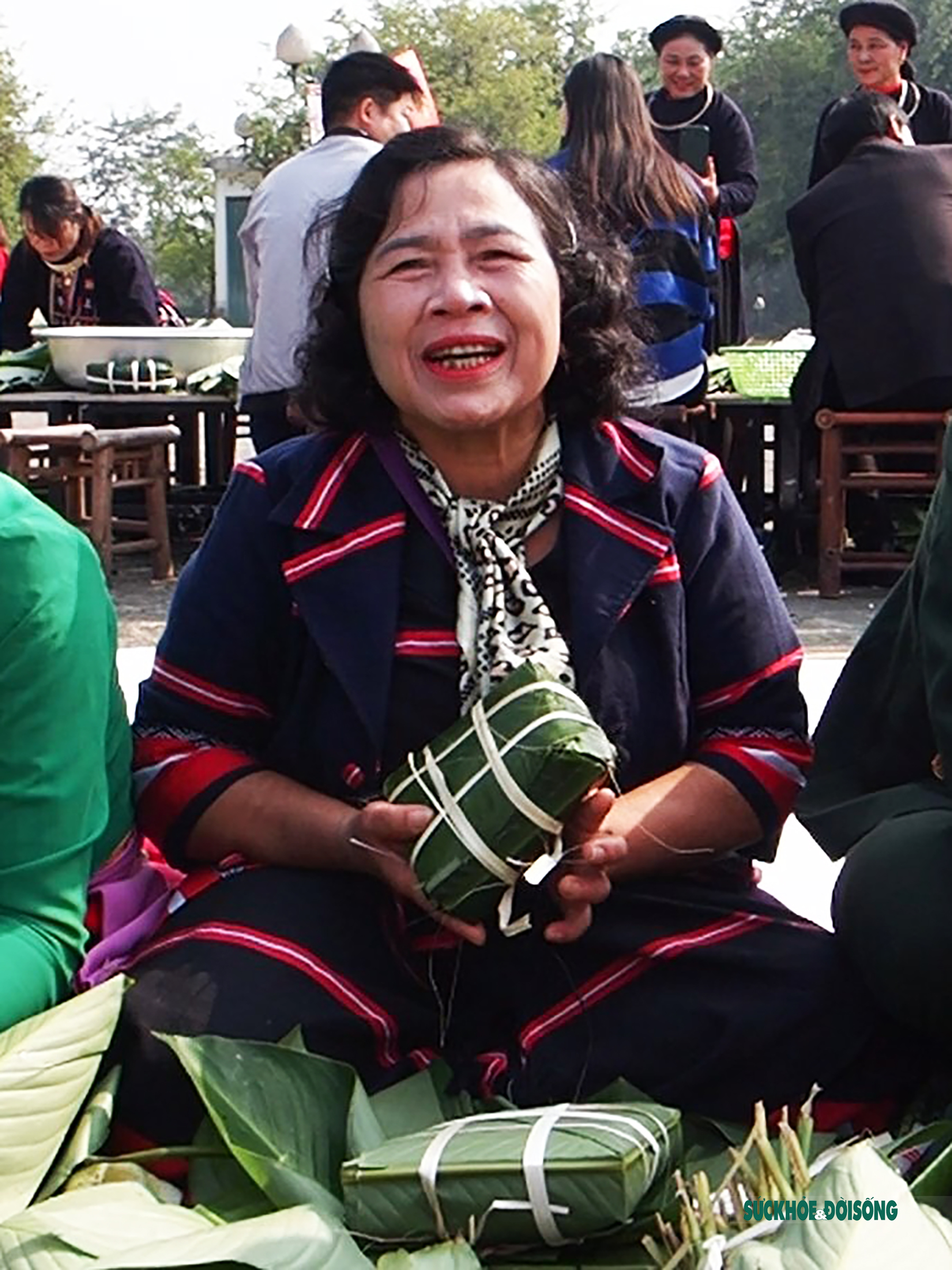  Đồng bào đang sinh sống tại Làng Văn hóa - Du lịch các dân tộc Việt Nam cũng tham gia gói bánh trong chương trình 'Tết vì người nghèo' xuân Quý Mão 2023.