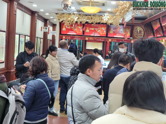  Các cửa hàng vàng của thương hiệu vàng Bảo Tín Minh Châu vẫn được đông đảo người dân tin tưởng và đến mua nhiều nhất.