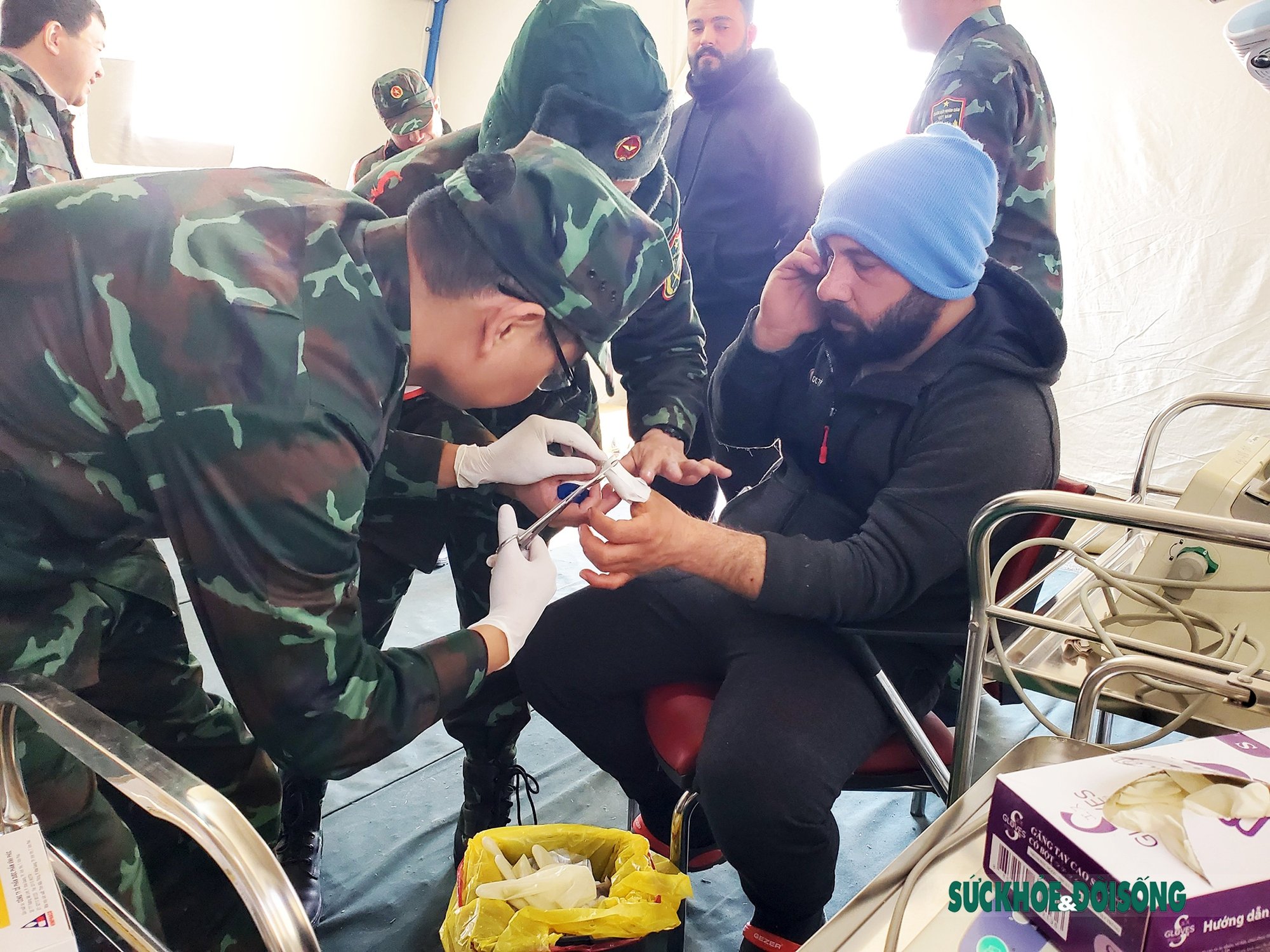  Ngay sau khi sơ cứu cho anh Comert, Tổ quân y Việt Nam cũng thay băng cho anh Armet (33 tuổi) người Thổ Nhĩ Kỳ, chấn thương ngón tay trái do xà beng đập vào trong khi làm nhiệm vụ cứu nạn.