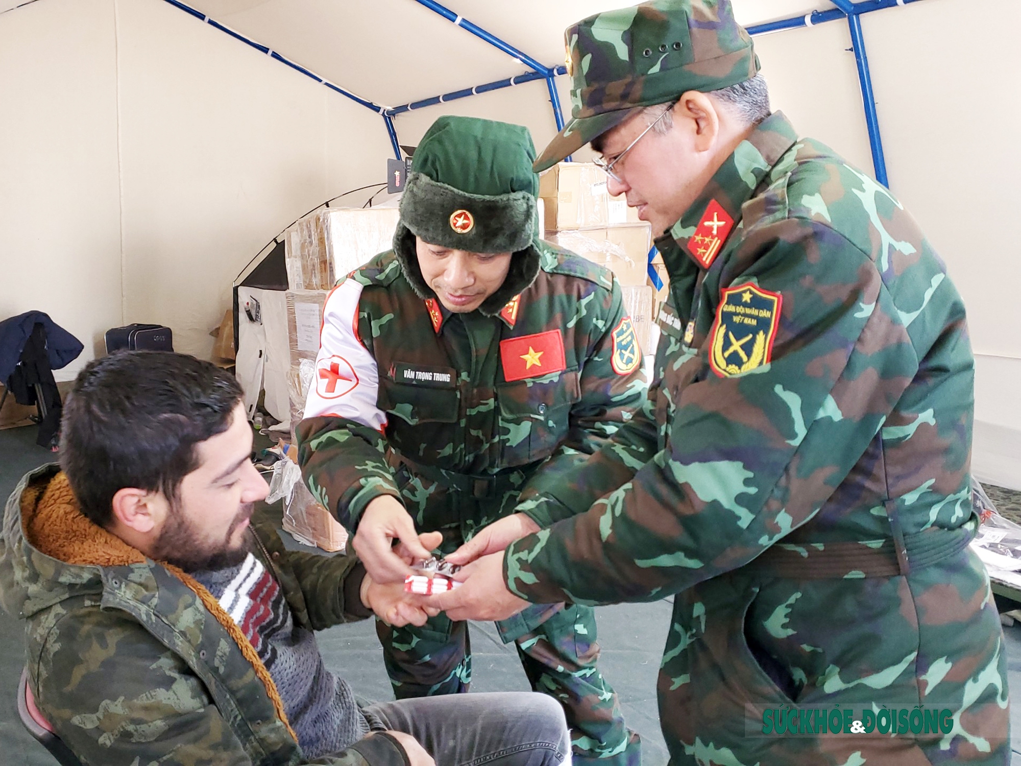  Bệnh nhân Comert được Tổ quân y Việt Nam cấp thuốc, hướng dẫn sử dụng và hẹn tái khám.