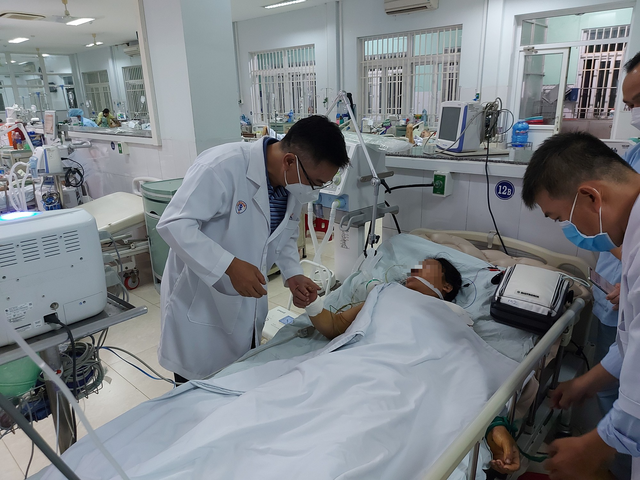  Bác sĩ Bệnh viện Chợ Rẫy thăm khám cho bệnh nhân ngộ độc botulinum tại Quảng Nam.