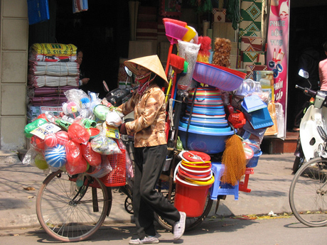  Chở hàng cồng kềnh bằng xe đạp có thể bị xử lý theo quy định của pháp luật. Ảnh minh họa: TL