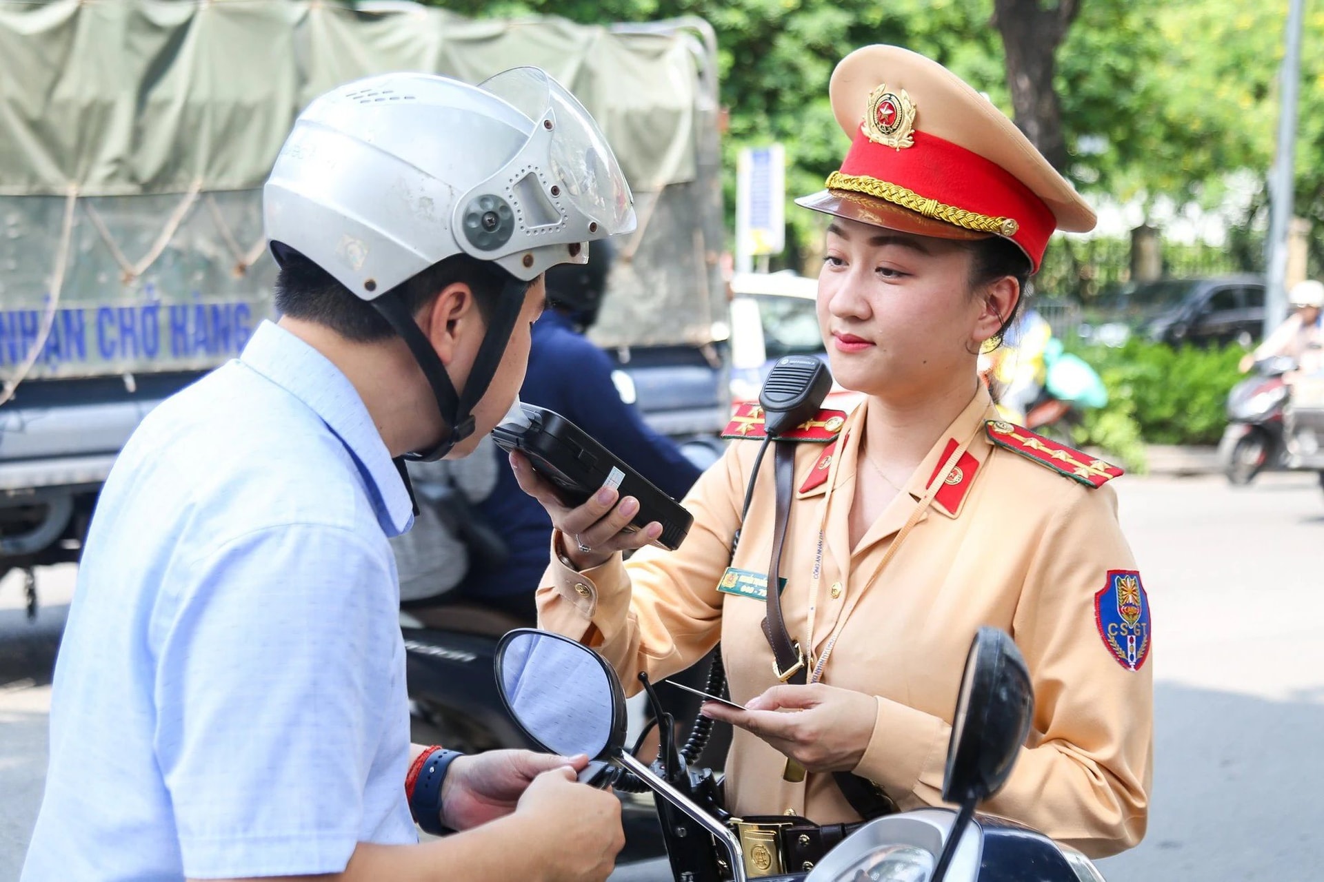  Nữ CSGT đang làm nhiệm vụ đo nồng độ cồn. (Ảnh: TL)