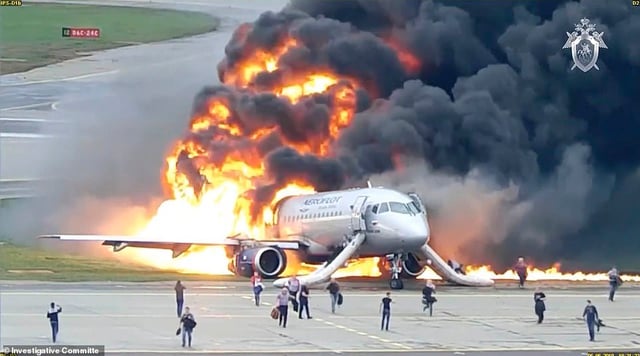 Nga công bố video máy bay bị cháy như “cầu lửa” khiến 41 người chết - 3