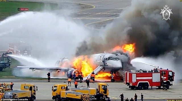 Nga công bố video vụ máy bay cháy như “cầu lửa” khiến 41 người chết - 6