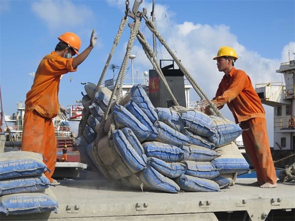 Philippines vừa thông báo khởi xướng điều tra chống bán phá giá đối với một số mặt hàng xi măng của Việt Nam. Trong ảnh là hoạt động bốc xếp xi măng xuất khẩu tại cảng Thị Nại. Ảnh: TTXVN