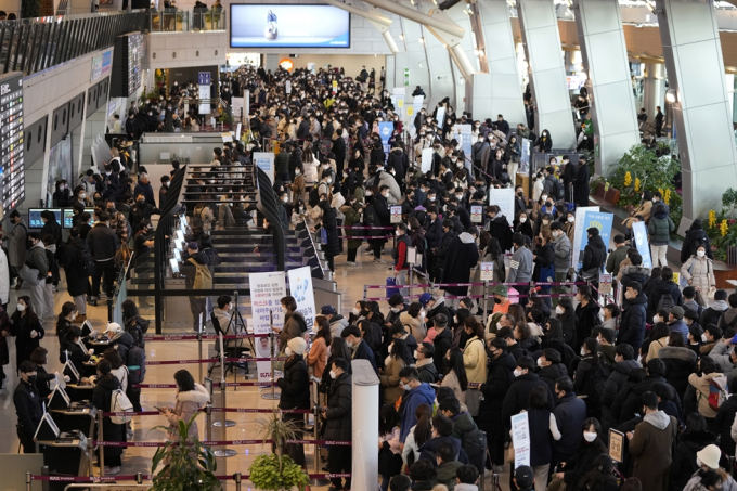 Sân bay Gimpo ở Seoul (Hàn Quốc) đông nghẹt khách xếp hàng chờ khởi hành hôm ngày 29/1. Ảnh: AP-Yonhap News