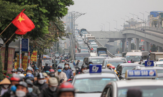 Nhiều tuyến đường ở Hà Nội liên tục ùn tắc kể cả trong khung giờ thấp điểm những ngày cận Tết Nguyên đán. Ảnh: Baogiaothong