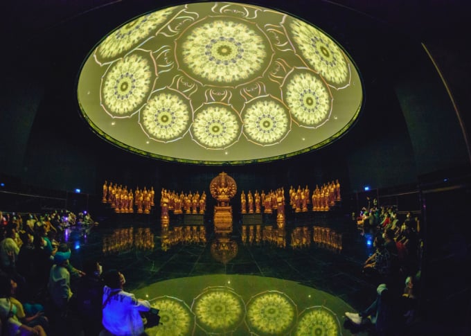 Đặc biệt, tại khu vực Đại sảnh mái vòm tầng 1, du khách có cơ hội tìm hiểu và khám phá về vũ trụ trong quan niệm của Phật giáo thông qua công nghệ chiếu phim video mapping với các thiết bị trình chiếu, âm thanh hiện đại hàng đầu thế giới.