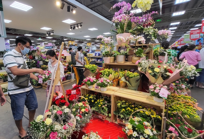 Những lẳng hoa đơn giản, nhỏ gọn thu hút nhiều người mua tại các TTTM. Ảnh: Trịnh Trang