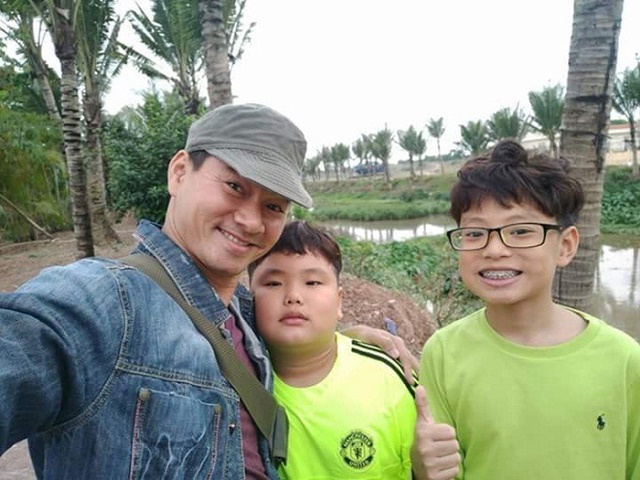 Nghệ sĩ Xuân Bắc và 2 con trai.