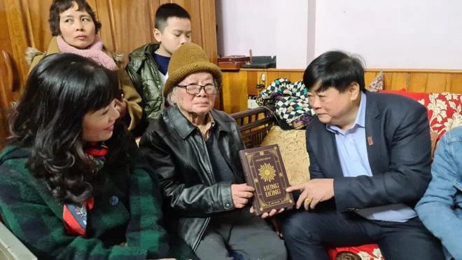 PGS.TS Nguyễn Thế Kỷ thăm nhạc sĩ Hồng Đăng khi ông bước sang tuổi 85. Ảnh: IT