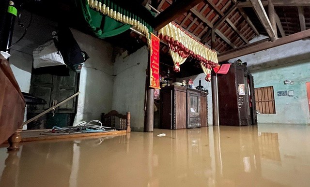 Mưa lớn trái mùa đã khiến nhiều nhà dân ở Quảng Trị ngập sâu.