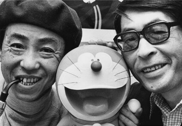 Ông Hiroshi Fujimoto (phải) và ông Motoo Abiko đồng sáng tác Doraemon. Hình ảnh chú mèo máy thông minh là một phần tuổi thơ của nhiều thế hệ thiếu nhi châu Á, trong đó có Việt Nam. Ảnh: Kyodo