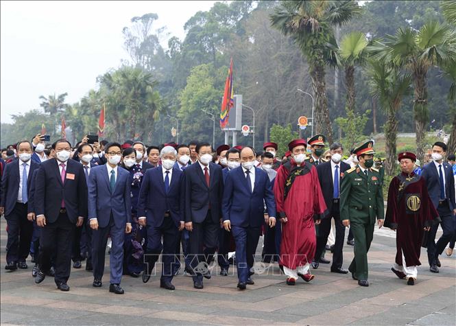 Chủ tịch nước Nguyễn Xuân Phúc cùng Lãnh đạo Đảng, Nhà nước, tỉnh Phú Thọ và các địa phương đến dự Lễ dâng hương tưởng niệm các Vua Hùng năm 2022.