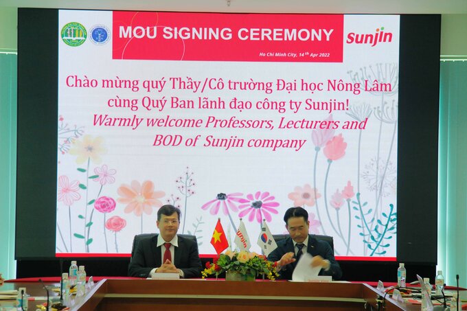 Khoa Chăn nuôi Thú y trường Đại học Nông Lâm TP.HCM ký kết hợp tác với Công ty TNHH Sunjin Vina. Ảnh: NLU