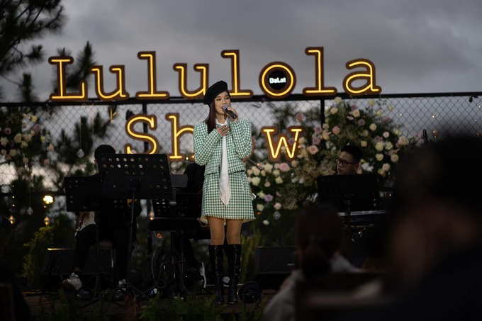 Sân khấu âm nhạc không quá cầu kỳ. Hàng ghế khán giả được xếp thẳng tắp ngoài trời... Ảnh: Lululola Coffee+